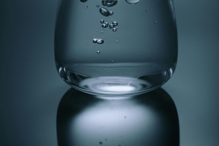 Aquarium Siphon and Water Change Hydraulics: Pressure Gradient Principles, Substrate Cleaning Depth, and Plumbing Safety